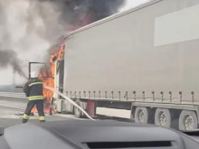 Товарен автомобил се самозапали на АМ "Струма"