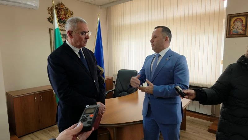 Динев предаде властта на новия областен управител Николай Куколев, ето какво си казаха двамата