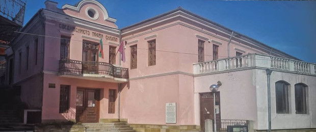 Най уникалното облекло за книга търси великотърновското читалище Надежда 1896 Конкурсът