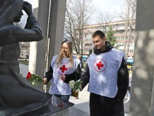 Младежи от БЧК направиха мартеници за медици и пациенти от ВМА