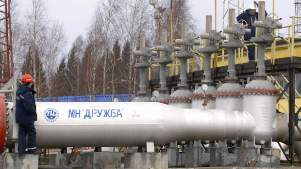 Правителството на Обединеното кралство временно освободи петролопровода Дружба от санкции за