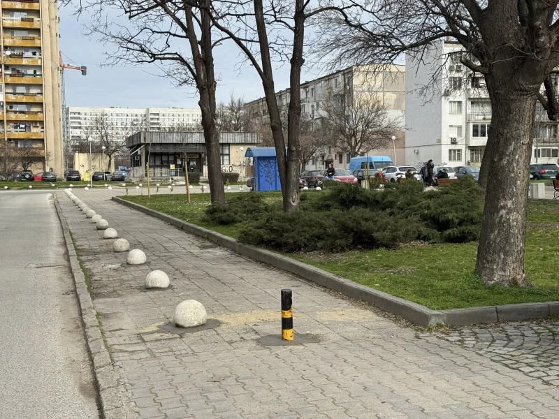 Шофьори газят зелени площи и тротоари в "Западен", антипаркинг колчета изкъртени ден след поставянето