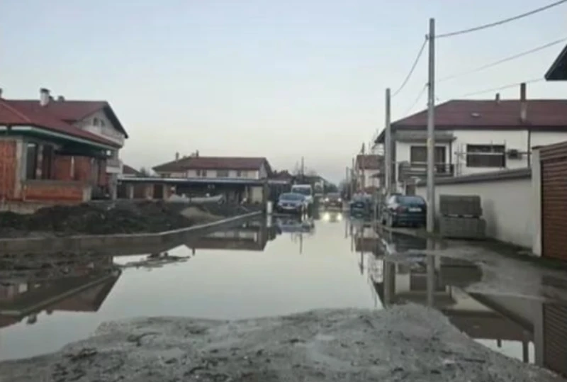 Жители на село до Пловдив: Влизаме вкъщи с колата, невъзможно е да се ходи пеша
