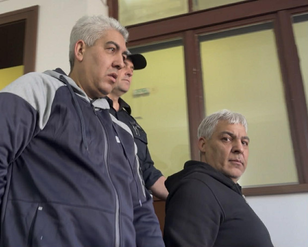 Близо 7 часа мъж наблюдавал свадата пред къщата на Борис