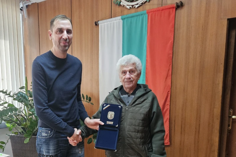 Валентин Ревански връчи Почетния знак "Герб на Община Ямбол" на заслужилия треньор Димитър Мутафов