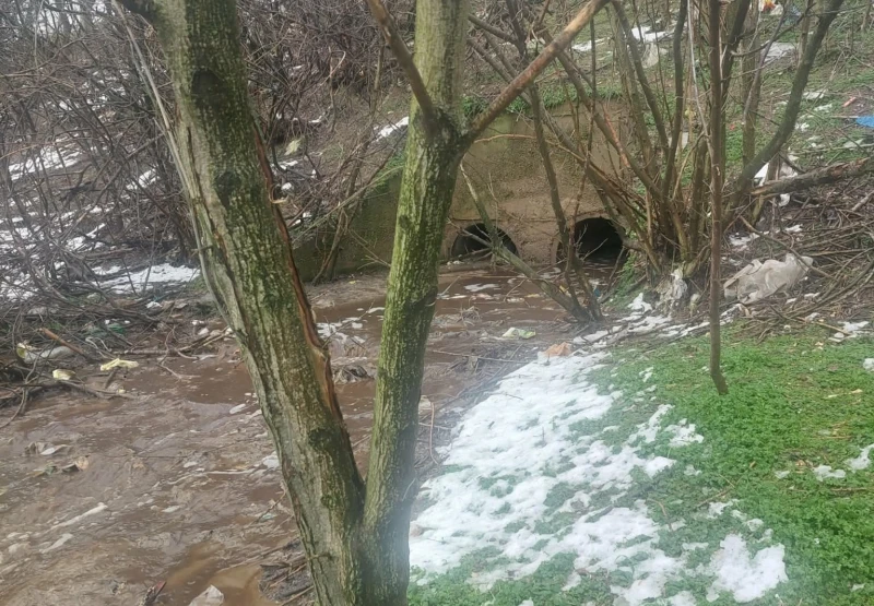 Замърсени води изтичат по пътното платно до депото за отпадъци в Русе?