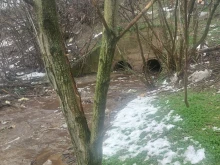 Замърсени води изтичат по пътното платно до депото за отпадъци в Русе?