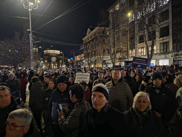 Множество граждани отново се събраха пред Съдебната палата в София