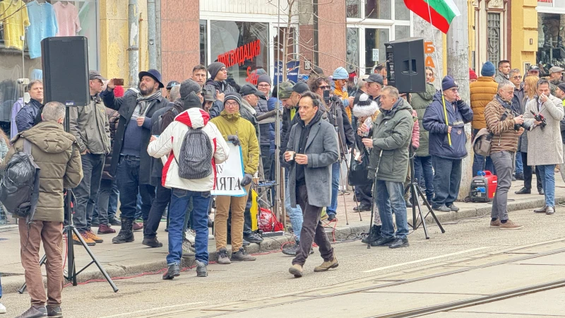 Протест пред ВСС: Граждани искат смяната на Сарафов, почти нахлуха в офиса му!