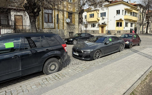 Честитки за неправилно паркиране получиха общински съветници в Пловдив докато