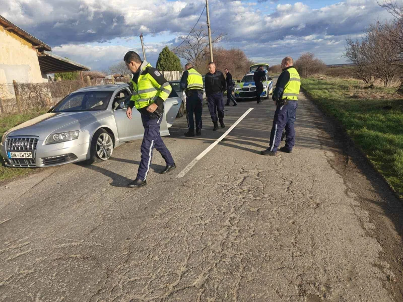 Полицията опъна лента с шипове, за да спре джигит на пътя