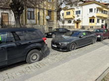 "Честитки" за неправилно паркирали общински съветници в Пловдив