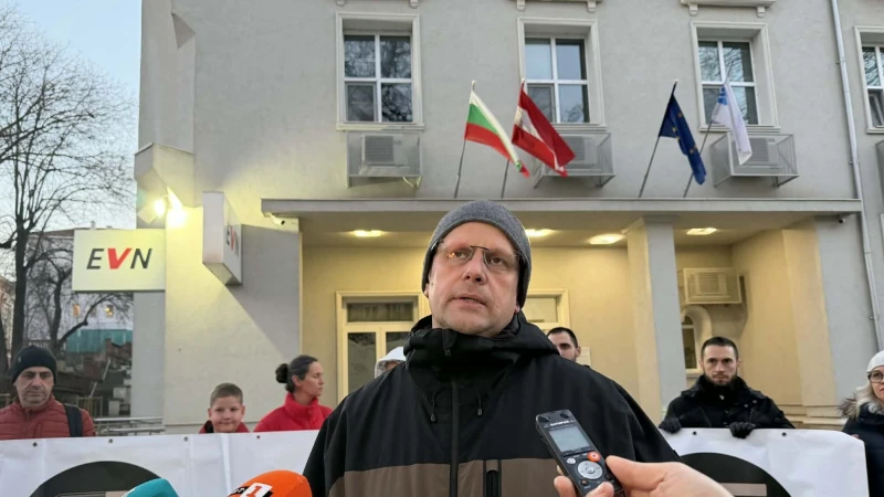 10 пловдивчани излязоха на протест заради високите сметки за ток