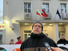10 пловдивчани излязоха на протест заради високите сметки за ток