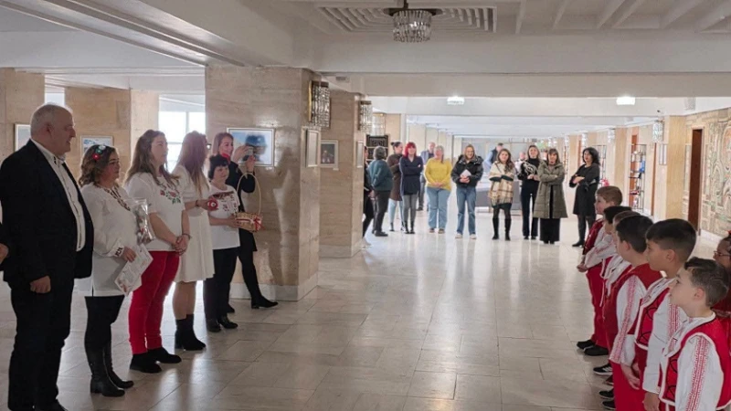 Деца от Смолян поздравиха кмета и администрацията за Баба Марта
