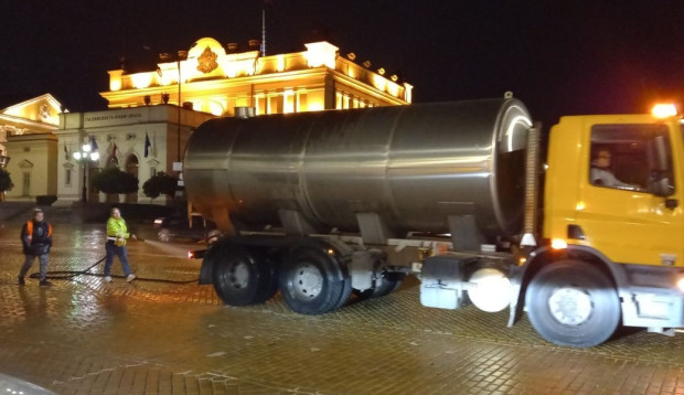 Столична община започва миене с автоцистерни от 1 март след
