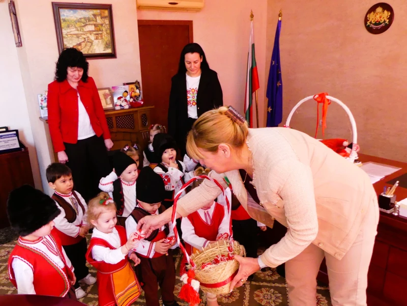 Слънчеви деца от Нова Загора поднесоха своя първомартенски поздрав