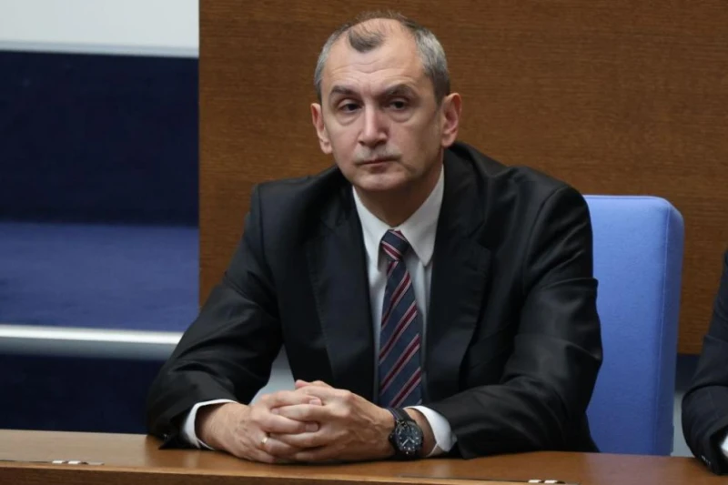 Бърка ли министър Околийски компоти с компютри?