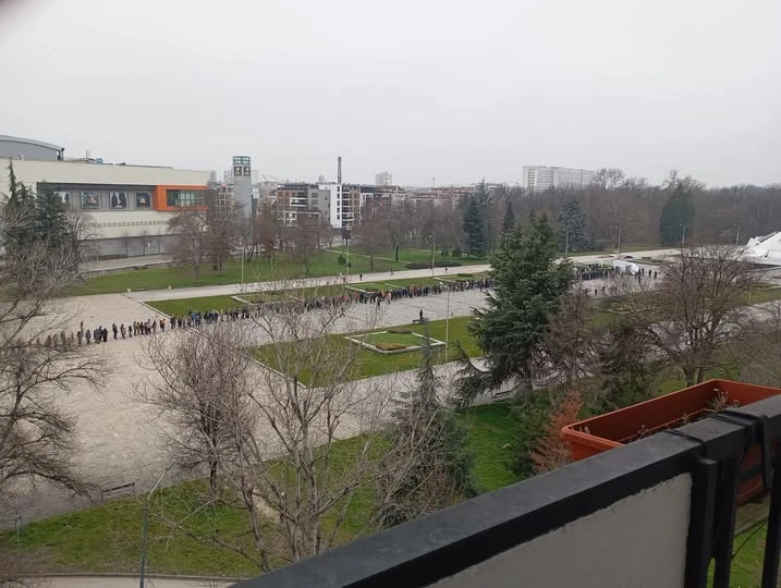 Пловдивчани се наредиха търпеливо на умопомрачителна опашка