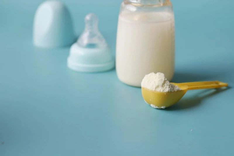 Сигнал за замърсено адаптирано мляко, засегнати 60 държави, възможен риск и за България