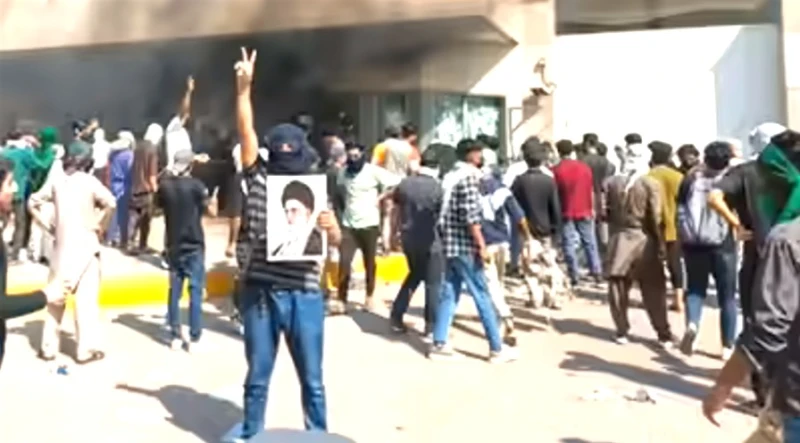 В Пакистан протестиращи подпалиха Генералното консулство на САЩ, 10 души загинаха