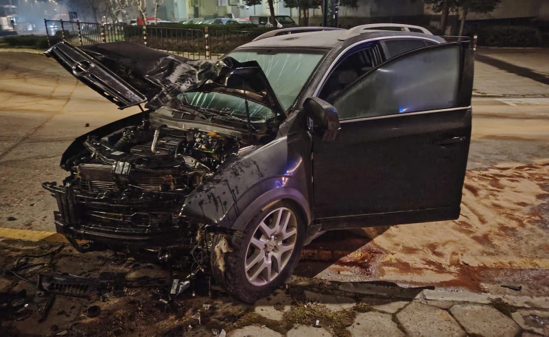 Пиян водач размаза автомобила си в стълб в Хасково