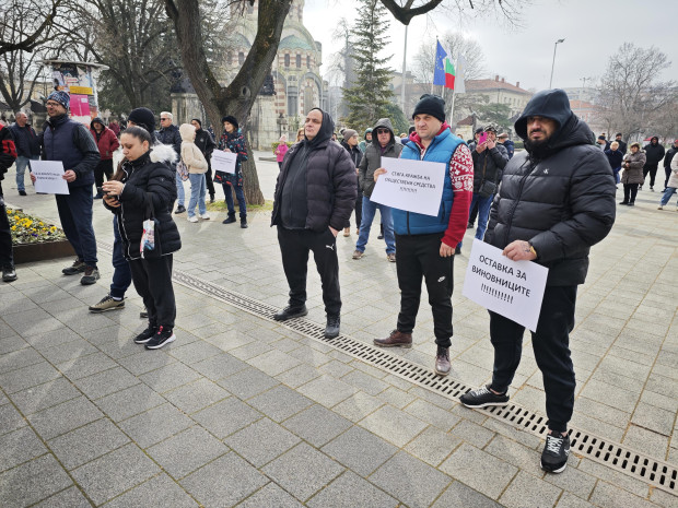 Плевенчани се събраха на протест пред сградата на общината днес Поводът