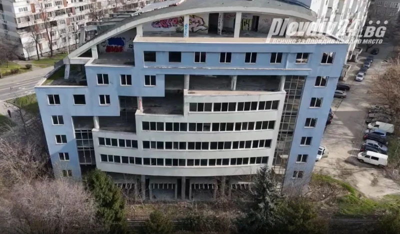 Злополучна сграда в Пловдив се руши