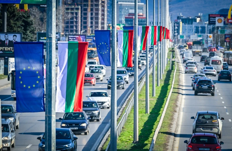 Подменят знамена по ключови булеварди в столицата