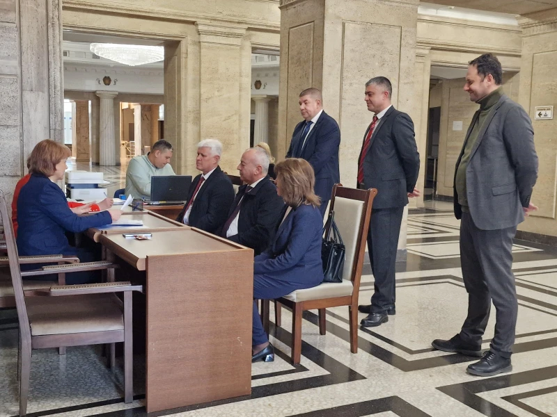 Румен Радев се регистрира за изборите в коалиция "Прогресивна България"