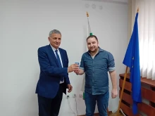 Областният управител връчи официално печата на председателя на РИК – Смолян