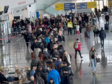 Огромна опашка от заминаващи на летище "Пловдив"