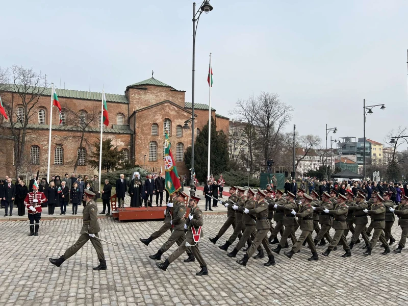 С церемония по издигане на Националното знаме на България пред Паметника на Незнайния войн бе отбелязан 3-и март в столицата