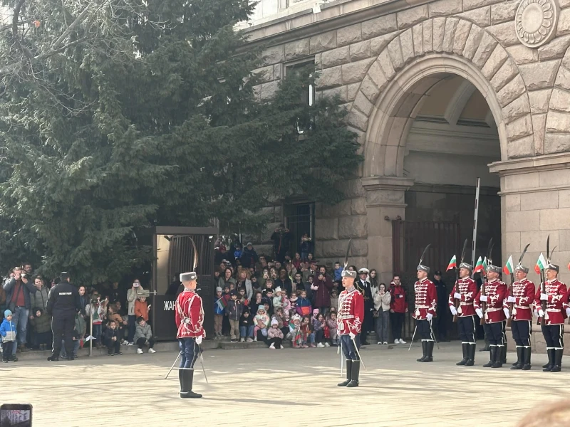 Честваме 3 март с тържествена смяна на караула пред президентството