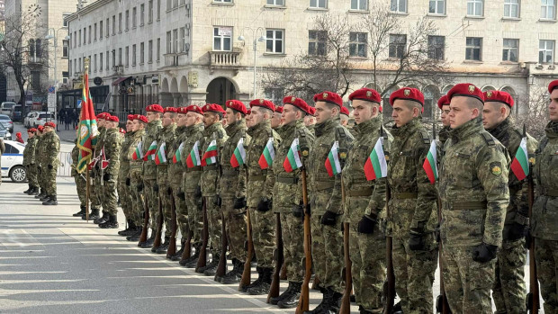 Старата столица празнува Националния празник на България Стотици се събраха