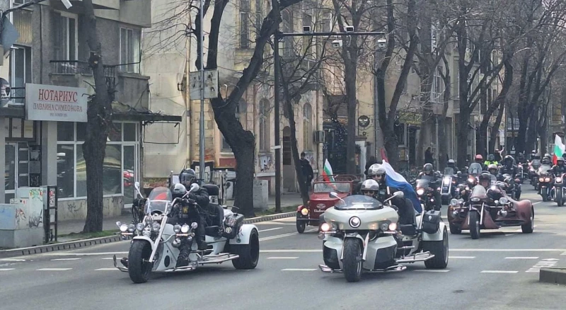 Мотористи излязоха на традиционно шествие във Варна за празника