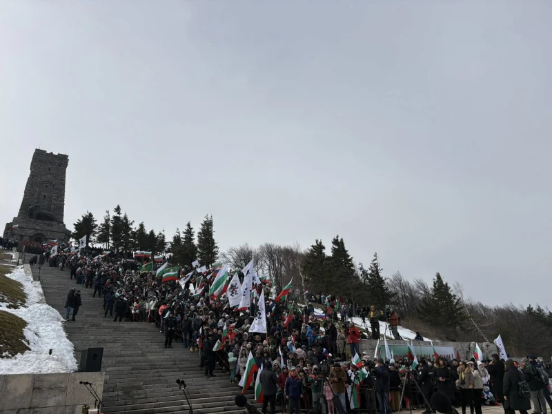 Хиляди се поклониха на Шипка и отдадоха почит на героите на свободата