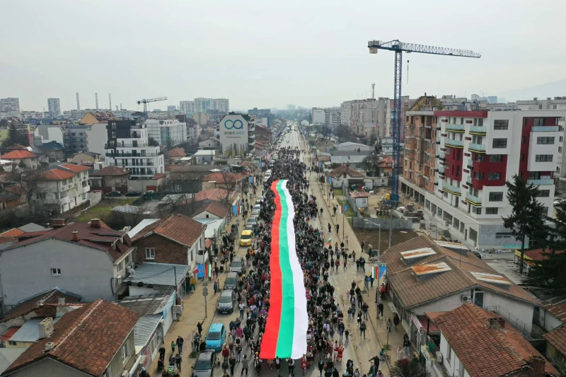 По случай 3 март: Шествие със 100-метров национален трибагреник в столичния квартал "Надежда"