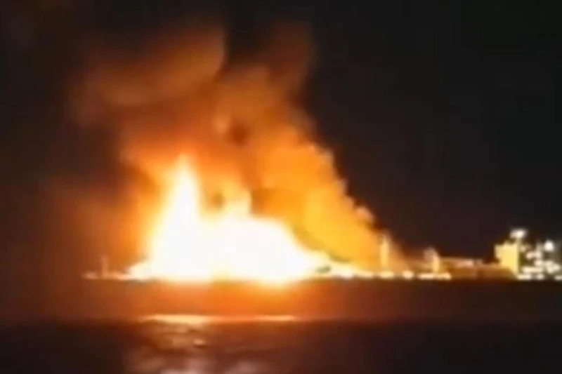 Руски танкер с природен газ продължава да гори в Средиземно море