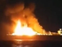 Руски танкер с природен газ продължава да гори в Средиземно море