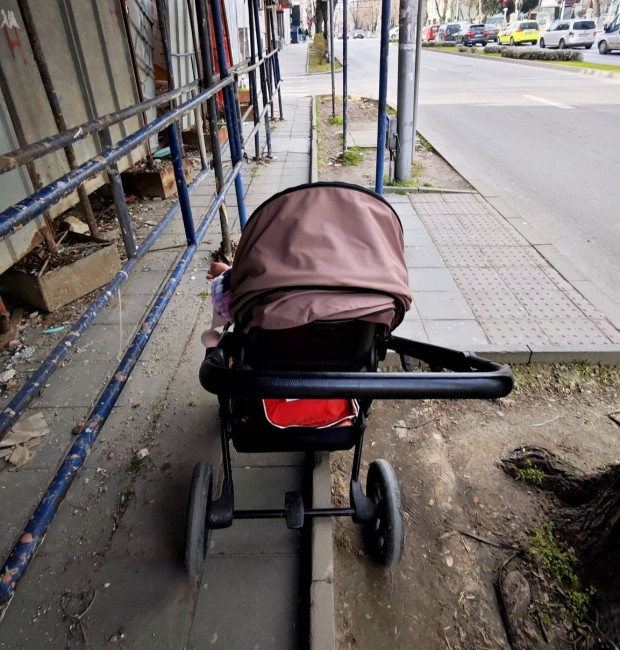 Варненска майка публикува снимка на детска количка на тротоар в