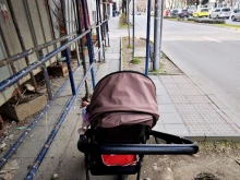 Варненска майка показа състоянието на тротоарите в града