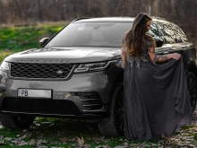 Млада дама с прекрасен жест към бъдещ абитуриент