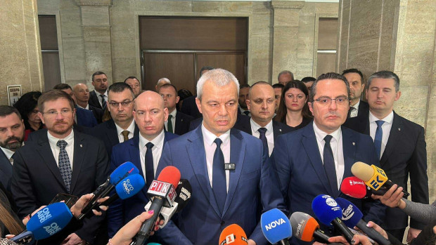 В тази ситуация на фалирало правителство и нула доверие на българският