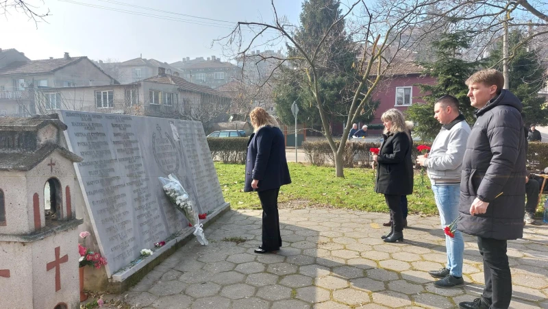Паметта на загиналите повече от 100 души при разрушително земетресение почетоха в Свищов