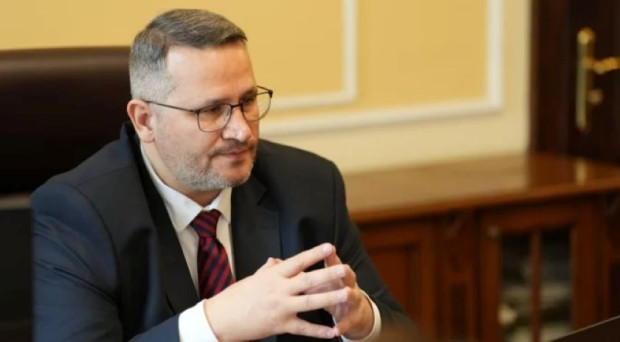 От Министерство на земеделието и храните заявиха че министър не
