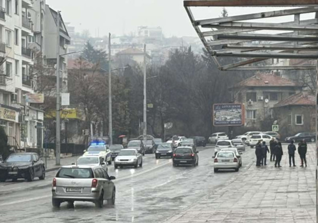 Мъж е загинал след падане от сграда в центъра на