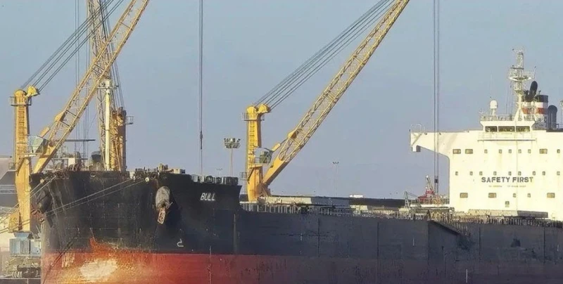 Руски дрон е ударил граждански кораб в Черно море, има ранени