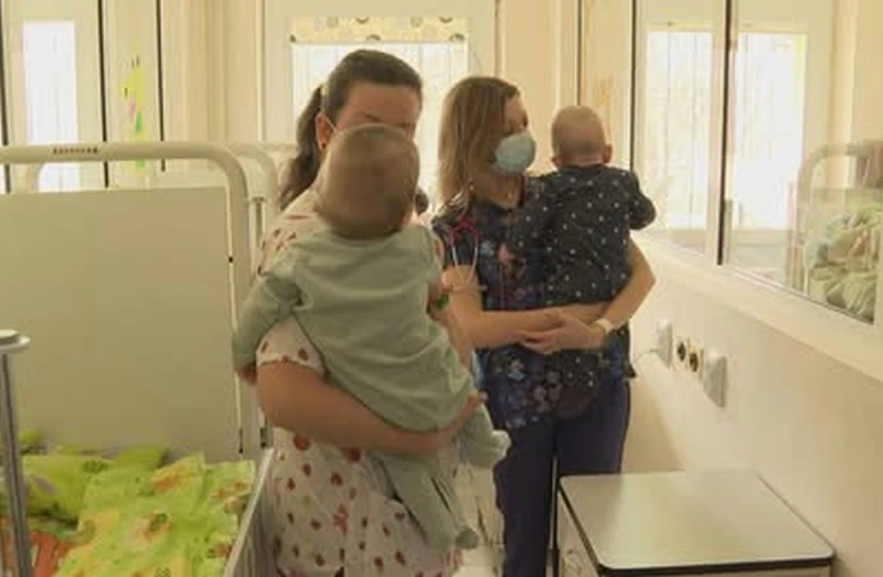 Намериха приемни родители за бебетата, изоставени от майка си при раждането