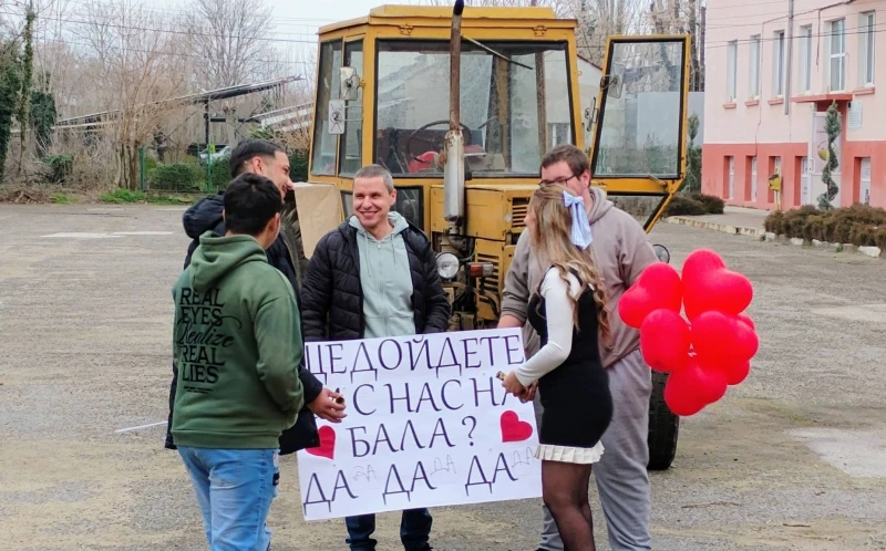 Гимназисти поканиха класния на бал с трактор "Болгар" и истински спектакъл